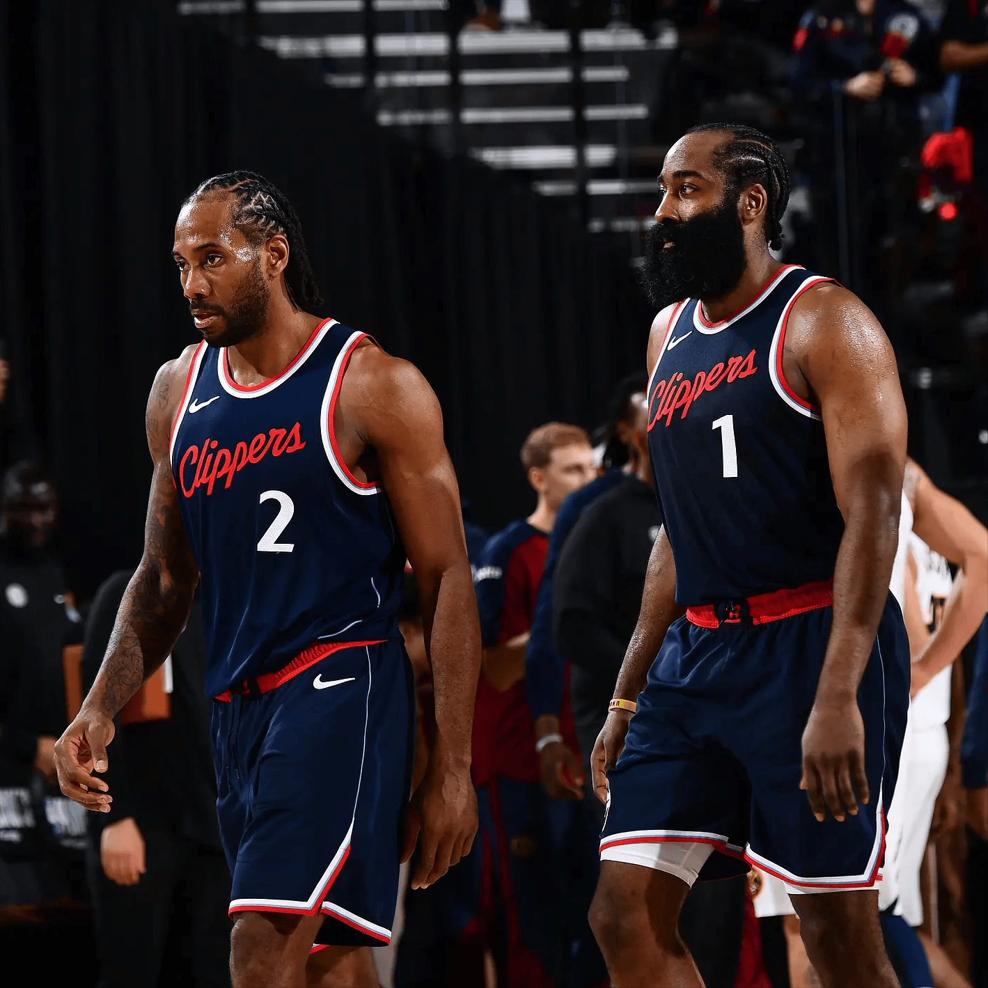 与公众更苛 与公众更苛